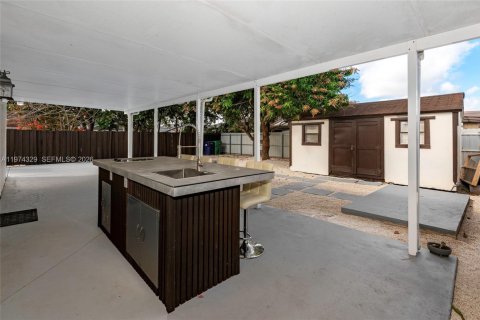 House in Miami, Florida 3 bedrooms, 138.24 sq.m. № 2042458 - photo 6