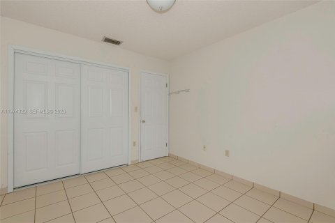 House in Miami, Florida 3 bedrooms, 138.24 sq.m. № 2042458 - photo 23
