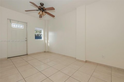 House in Miami, Florida 3 bedrooms, 138.24 sq.m. № 2042458 - photo 20