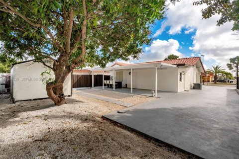 House in Miami, Florida 3 bedrooms, 138.24 sq.m. № 2042458 - photo 4