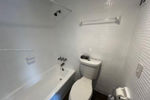 Купить кондоминиум в Майами, Флорида 1 спальня, 63.92м2, № 2015084 - фото 17