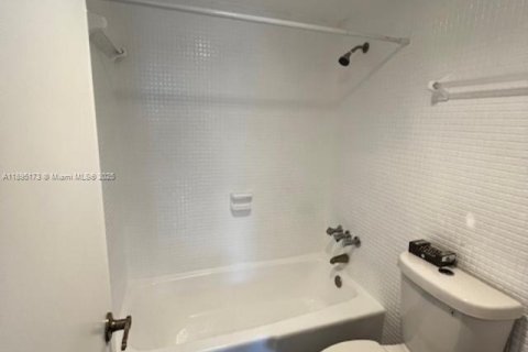 Купить кондоминиум в Майами, Флорида 1 спальня, 63.92м2, № 2015084 - фото 18