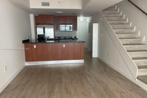Condo in Miami, Florida, 2 bedrooms  № 1920462 - photo 2