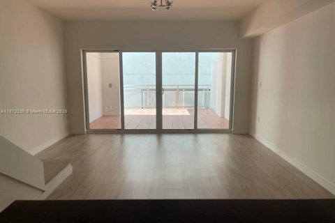 Condo in Miami, Florida, 2 bedrooms  № 1920462 - photo 4