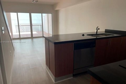 Condo in Miami, Florida, 2 bedrooms  № 1920462 - photo 1