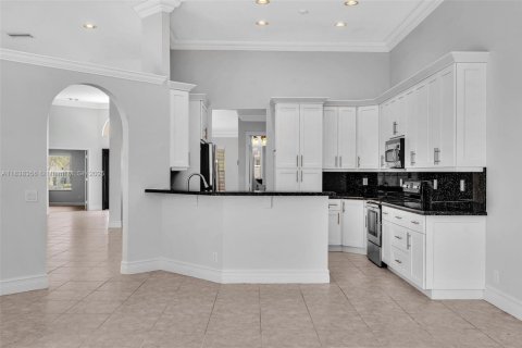 House in Weston, Florida 5 bedrooms, 274.62 sq.m. № 1823902 - photo 18