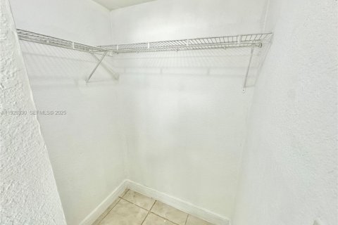 Apartamento en alquiler en Miami, Florida, 3 dormitorios, 116.41 m2 № 1992127 - foto 23