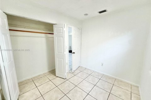 Apartamento en alquiler en Miami, Florida, 3 dormitorios, 116.41 m2 № 1992127 - foto 13