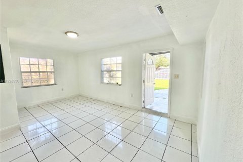 Apartamento en alquiler en Miami, Florida, 3 dormitorios, 116.41 m2 № 1992127 - foto 4