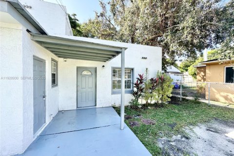 Apartamento en alquiler en Miami, Florida, 3 dormitorios, 116.41 m2 № 1992127 - foto 3