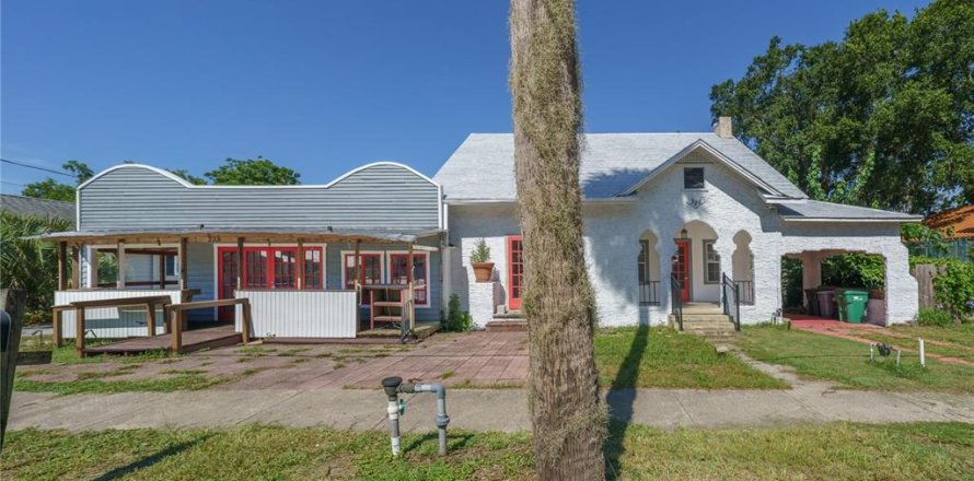 Commercial property in Mount Dora, Florida № 1881333