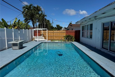 Снять в аренду виллу или дом в Майами, Флорида 4 спальни, 170.01м2, № 1951752 - фото 3