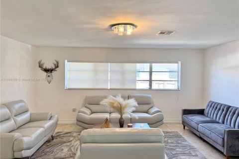 Снять в аренду виллу или дом в Майами, Флорида 4 спальни, 170.01м2, № 1951752 - фото 1