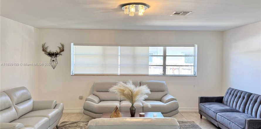 Дом в Майами, Флорида 4 спальни, 170.01м2 № 1951752