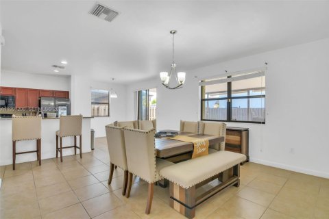 Купить виллу или дом в Катлер-Бей, Флорида 5 спален, 233.56м2, № 2154476 - фото 15