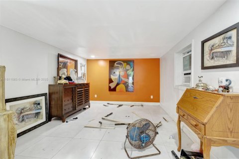 House in West Palm Beach, Florida 3 bedrooms, 269.42 sq.m. № 1875283 - photo 19