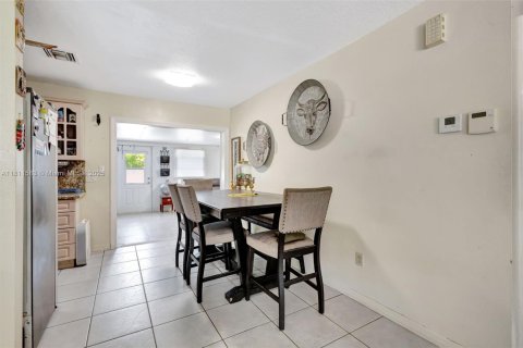House in West Palm Beach, Florida 3 bedrooms, 269.42 sq.m. № 1875283 - photo 6