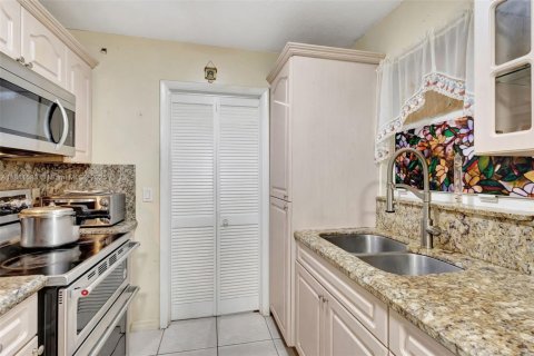 House in West Palm Beach, Florida 3 bedrooms, 269.42 sq.m. № 1875283 - photo 8