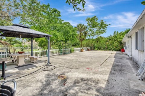 House in West Palm Beach, Florida 3 bedrooms, 269.42 sq.m. № 1875283 - photo 27
