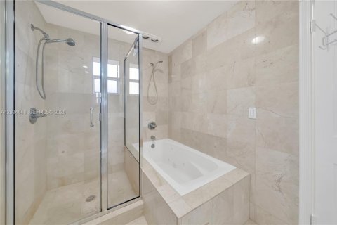 Commercial property in Miami, Florida 1 bedroom, 198.72 sq.m. № 2086900 - photo 4