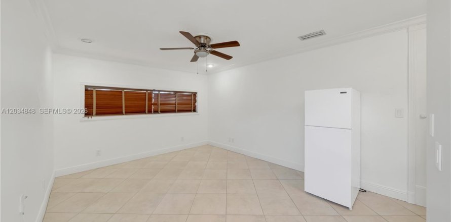 Commercial property in Miami, Florida 1 bedroom, 198.72 sq.m. № 2086900