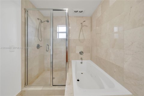 Commercial property in Miami, Florida 1 bedroom, 198.72 sq.m. № 2086900 - photo 3