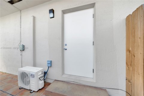 Commercial property in Miami, Florida 1 bedroom, 198.72 sq.m. № 2086900 - photo 8