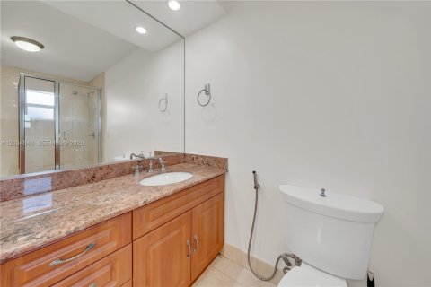 Commercial property in Miami, Florida 1 bedroom, 198.72 sq.m. № 2086900 - photo 2