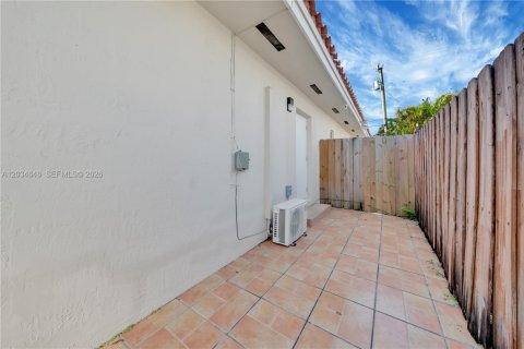 Commercial property in Miami, Florida 1 bedroom, 198.72 sq.m. № 2086900 - photo 7