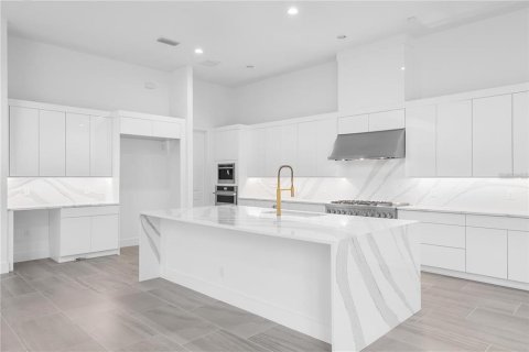 House in Orlando, Florida 6 bedrooms, 658.96 sq.m. № 2114617 - photo 11