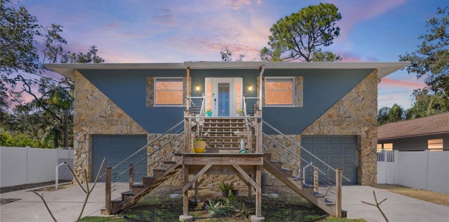 House in Tampa, Florida 3 bedrooms, 188.13 sq.m. № 1528440