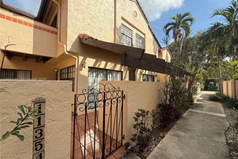 Снять в аренду таунхаус в Майами, Флорида 2 спальни, 116.41м2, № 1991982 - фото 2