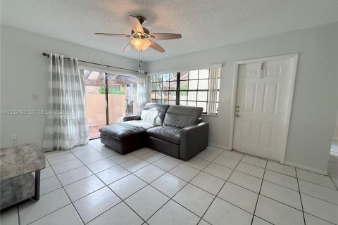 Снять в аренду таунхаус в Майами, Флорида 2 спальни, 116.41м2, № 1991982 - фото 6