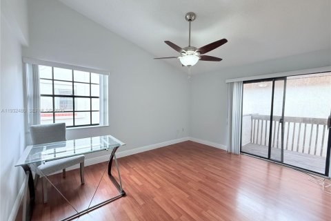 Снять в аренду таунхаус в Майами, Флорида 2 спальни, 116.41м2, № 1991982 - фото 13