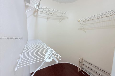 Снять в аренду таунхаус в Майами, Флорида 2 спальни, 116.41м2, № 1991982 - фото 15