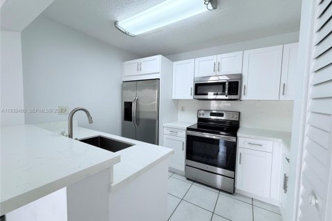 Снять в аренду таунхаус в Майами, Флорида 2 спальни, 116.41м2, № 1991982 - фото 8