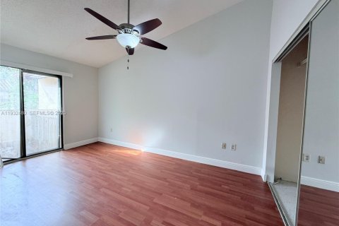 Снять в аренду таунхаус в Майами, Флорида 2 спальни, 116.41м2, № 1991982 - фото 20