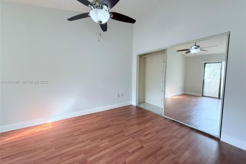 Снять в аренду таунхаус в Майами, Флорида 2 спальни, 116.41м2, № 1991982 - фото 19