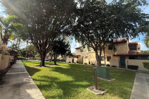 Снять в аренду таунхаус в Майами, Флорида 2 спальни, 116.41м2, № 1991982 - фото 25