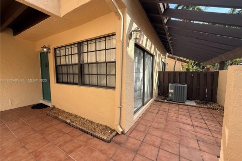 Снять в аренду таунхаус в Майами, Флорида 2 спальни, 116.41м2, № 1991982 - фото 4