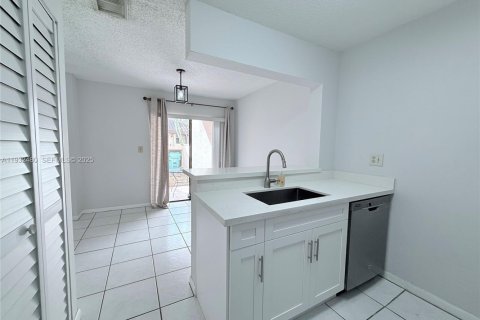 Снять в аренду таунхаус в Майами, Флорида 2 спальни, 116.41м2, № 1991982 - фото 10