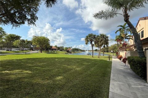 Снять в аренду таунхаус в Майами, Флорида 2 спальни, 116.41м2, № 1991982 - фото 24