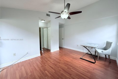 Снять в аренду таунхаус в Майами, Флорида 2 спальни, 116.41м2, № 1991982 - фото 14