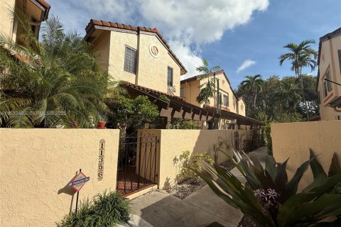 Снять в аренду таунхаус в Майами, Флорида 2 спальни, 116.41м2, № 1991982 - фото 1