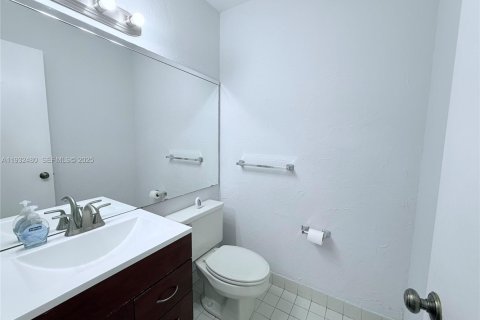 Снять в аренду таунхаус в Майами, Флорида 2 спальни, 116.41м2, № 1991982 - фото 11