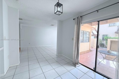 Снять в аренду таунхаус в Майами, Флорида 2 спальни, 116.41м2, № 1991982 - фото 7