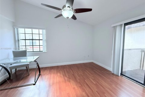 Снять в аренду таунхаус в Майами, Флорида 2 спальни, 116.41м2, № 1991982 - фото 17