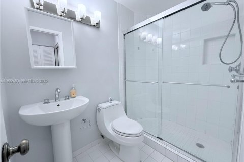 Снять в аренду таунхаус в Майами, Флорида 2 спальни, 116.41м2, № 1991982 - фото 16