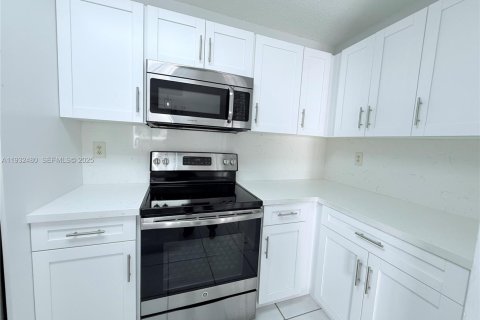 Снять в аренду таунхаус в Майами, Флорида 2 спальни, 116.41м2, № 1991982 - фото 9