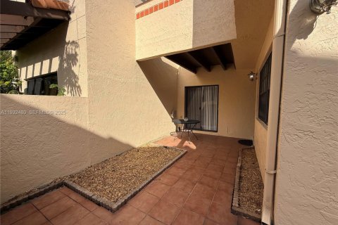 Снять в аренду таунхаус в Майами, Флорида 2 спальни, 116.41м2, № 1991982 - фото 3